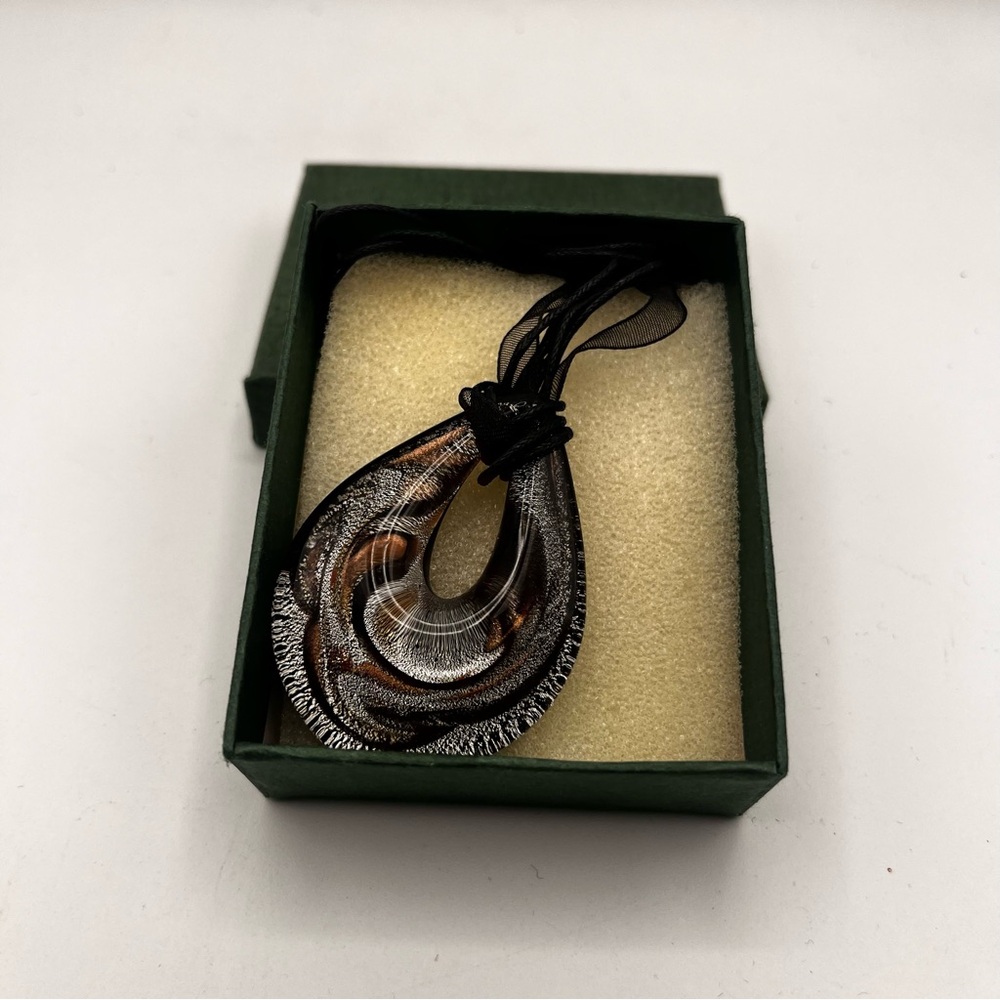 BNIB MURANO GLASS PENDANT NECKLACE (GREEN BOX)